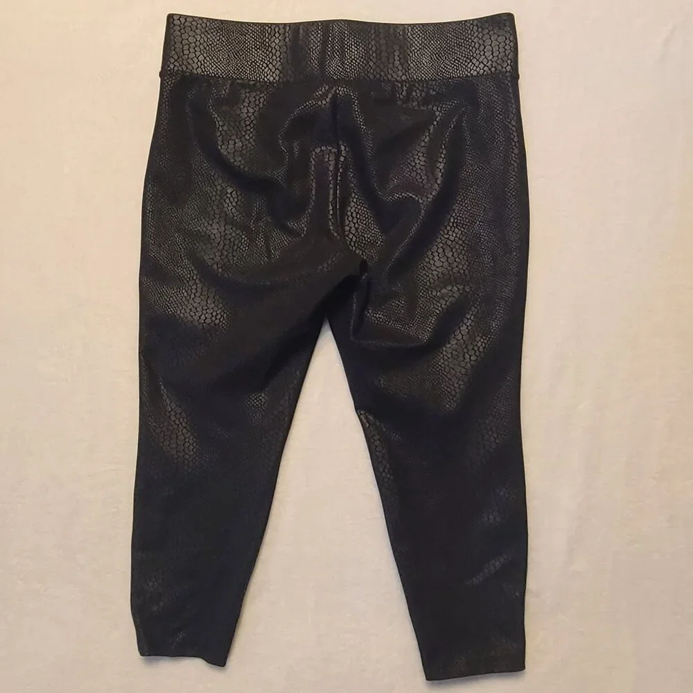 Torrid Pixie Cropped Snake Print Leggings Pull On Pants Size 2R - Picture 6 of 9